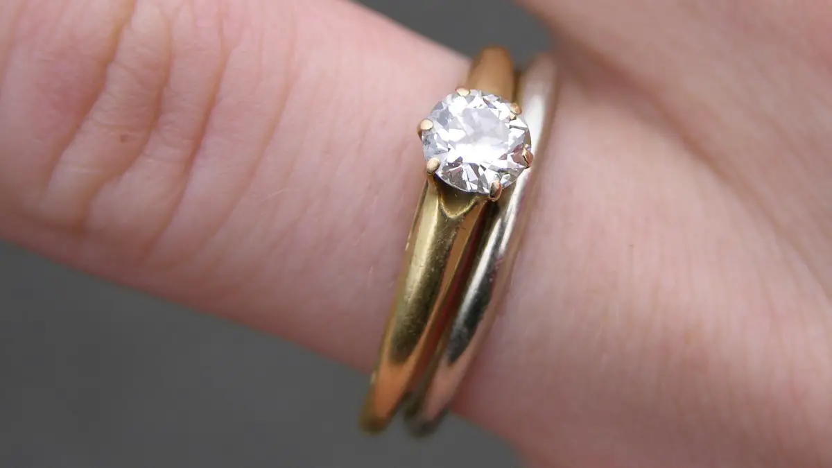 White and ordinary yellow gold: what is the difference, which one is more expensive and better