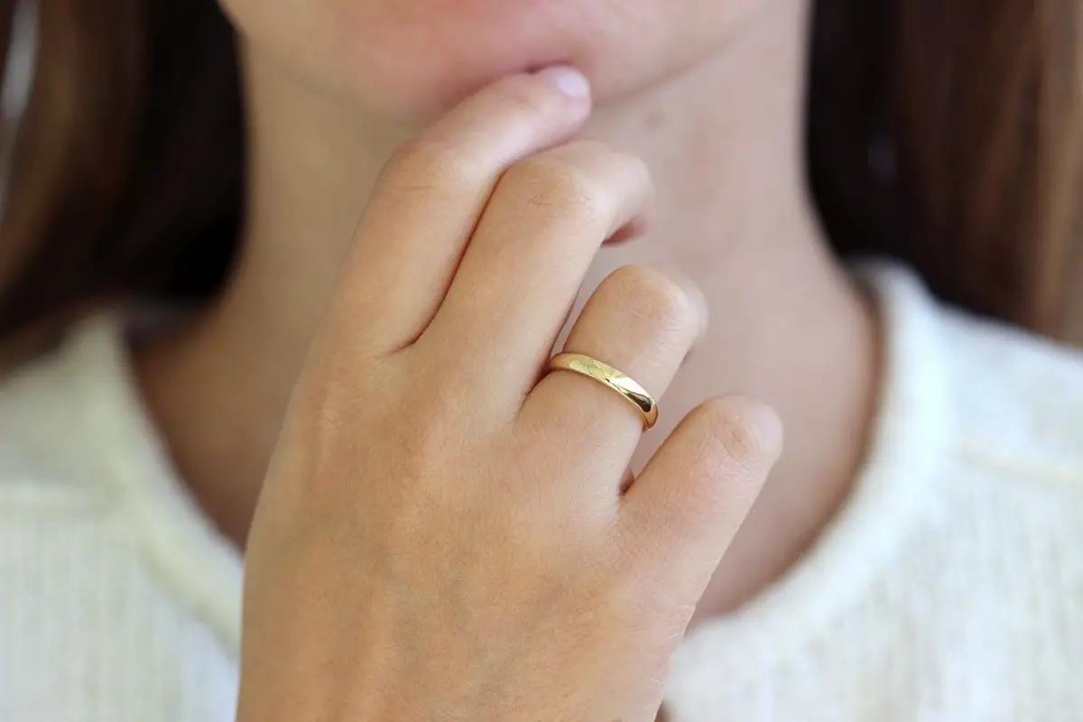 Is it possible to wear a wedding ring before the wedding in the registry office?