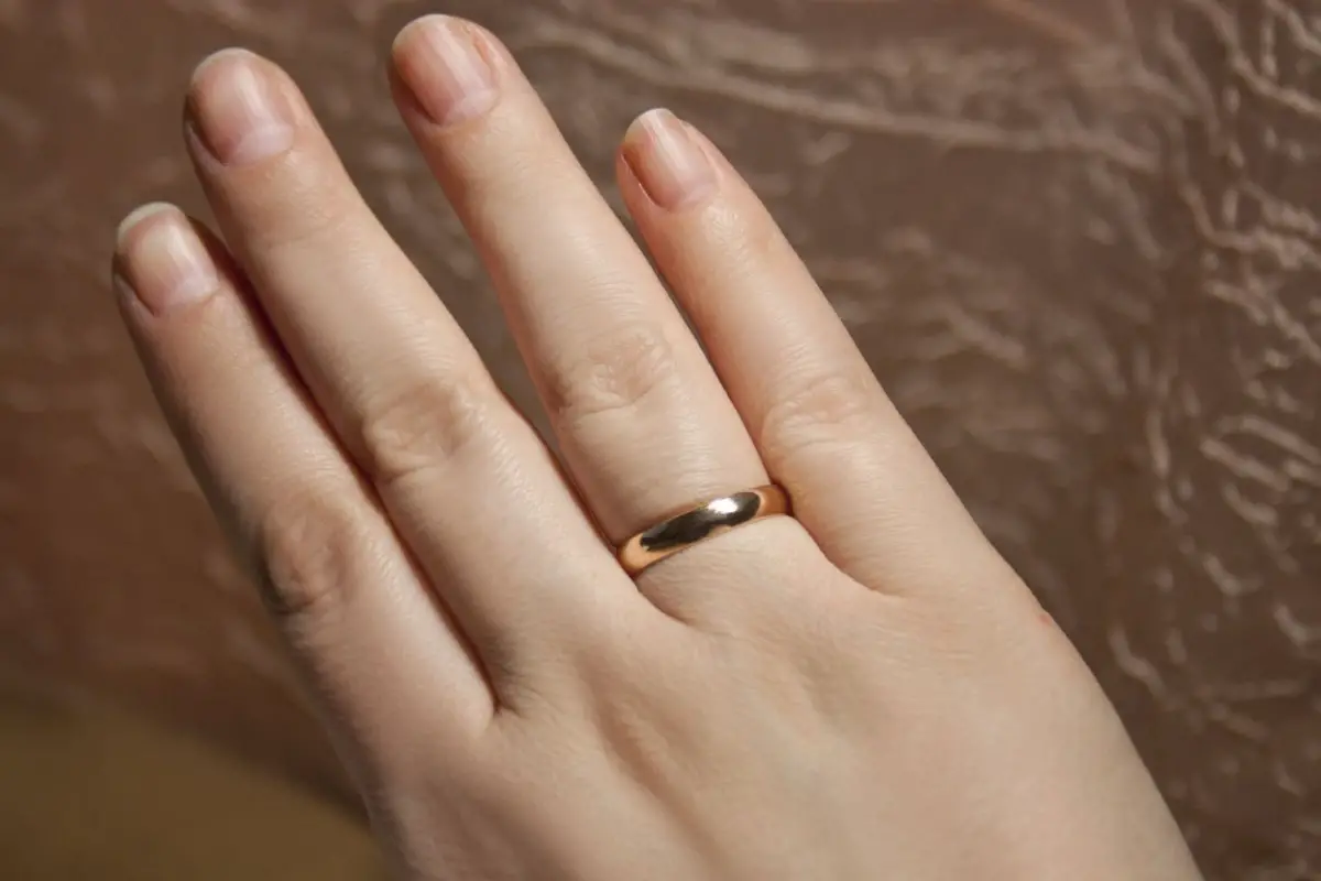 Is it possible to wear a wedding ring before the wedding in the registry office?