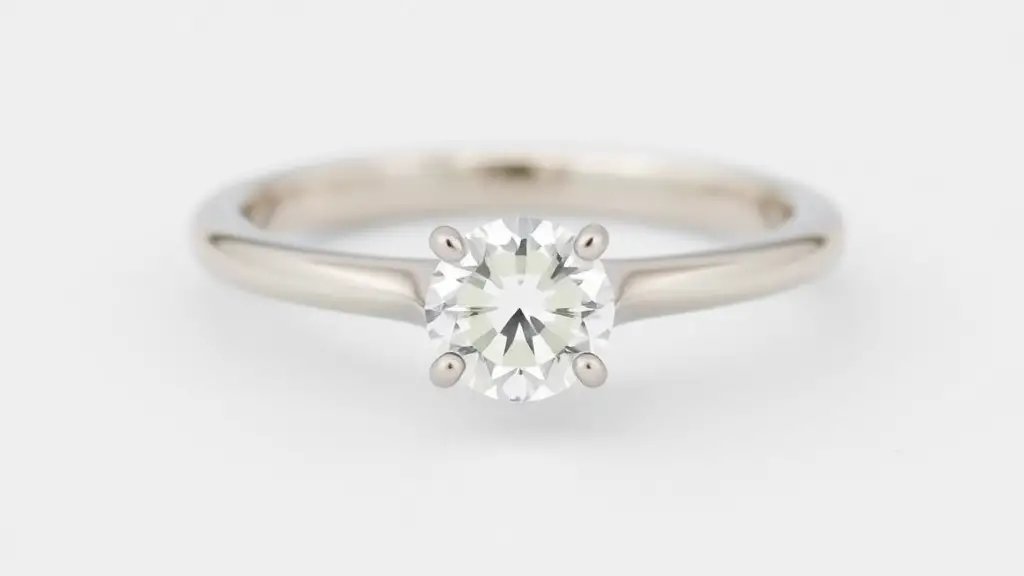 Classic model with a 0.94 carat diamond