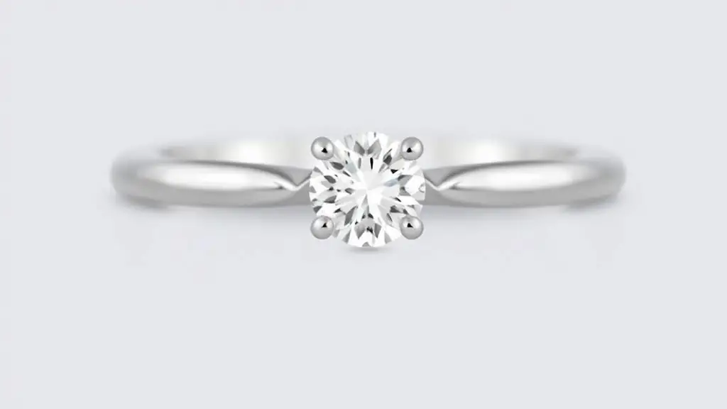 Classic model with a 0.39 carat diamond